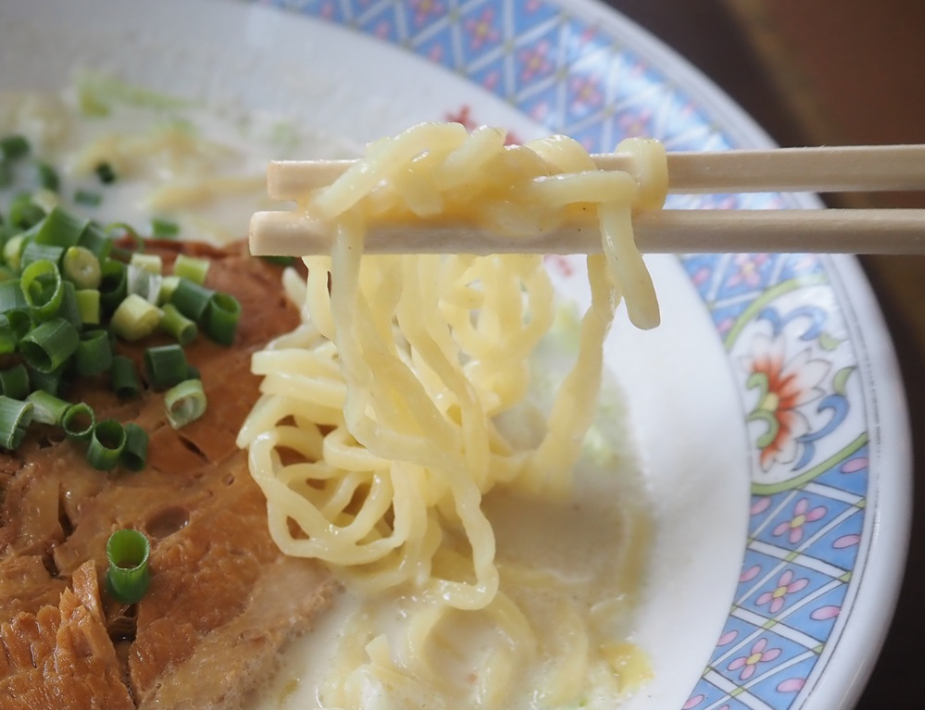 大衆中華ホサナのホワイトは太めのちぢれ麺がスープとよく絡みます