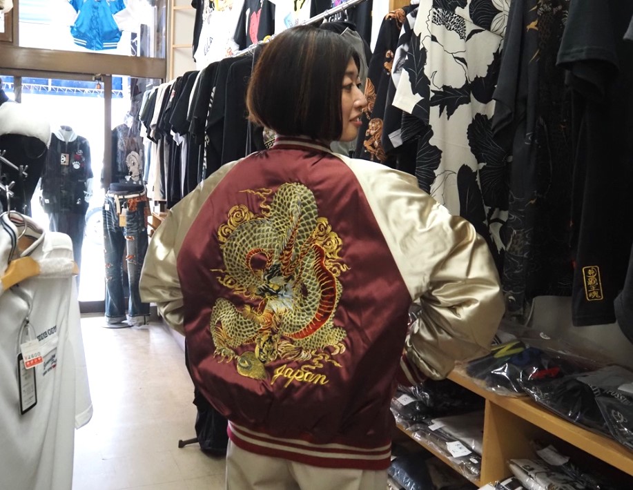スカジャンを着た女性
