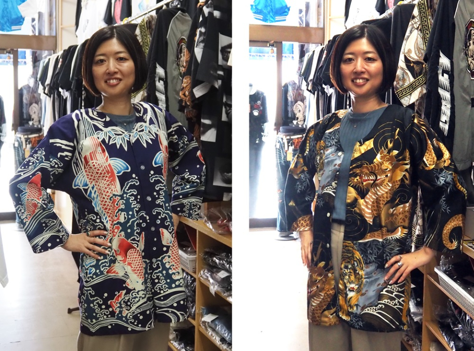 和柄鯉口シャツを着た女性