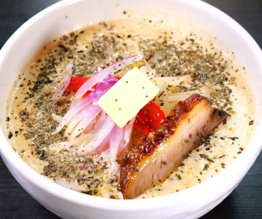 洋風のテイストも織り込んだ「霧笛ホワイトガウラーメン」(850円)