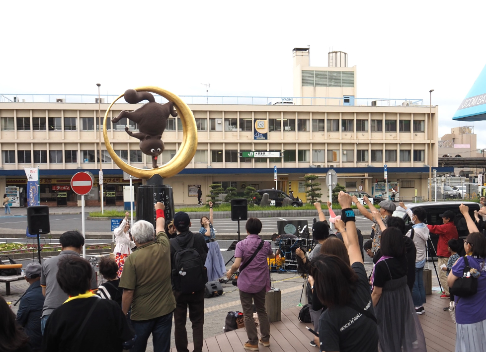 ファンとの距離が近いのも路上ライブの魅力