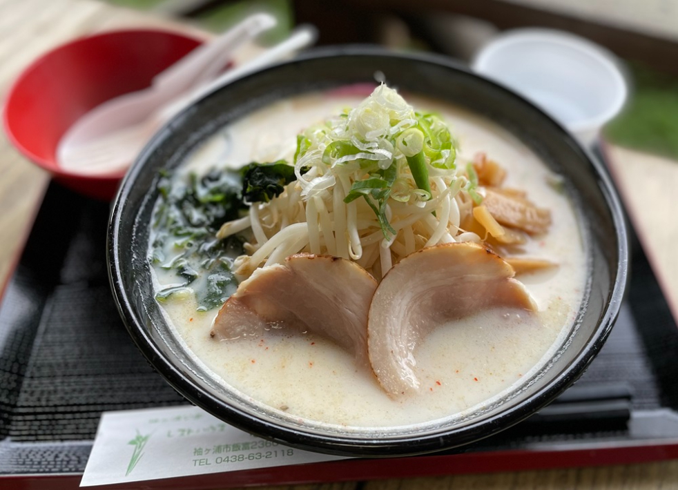 味噌仕立てでまろやかな味わいの「ガウラーメン」(850円)