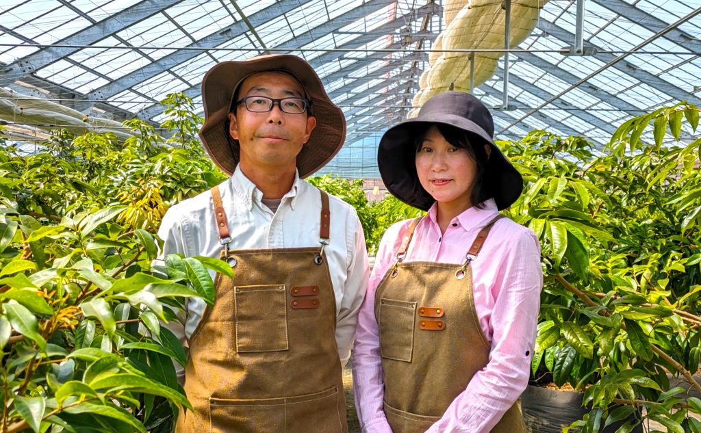 松井さん夫婦。二人三脚でおいしいフルーツを育てます