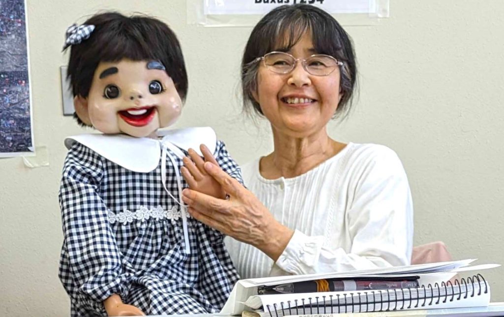 「ろごす腹話術研究会」練習で腹話術を披露する春風サラさん