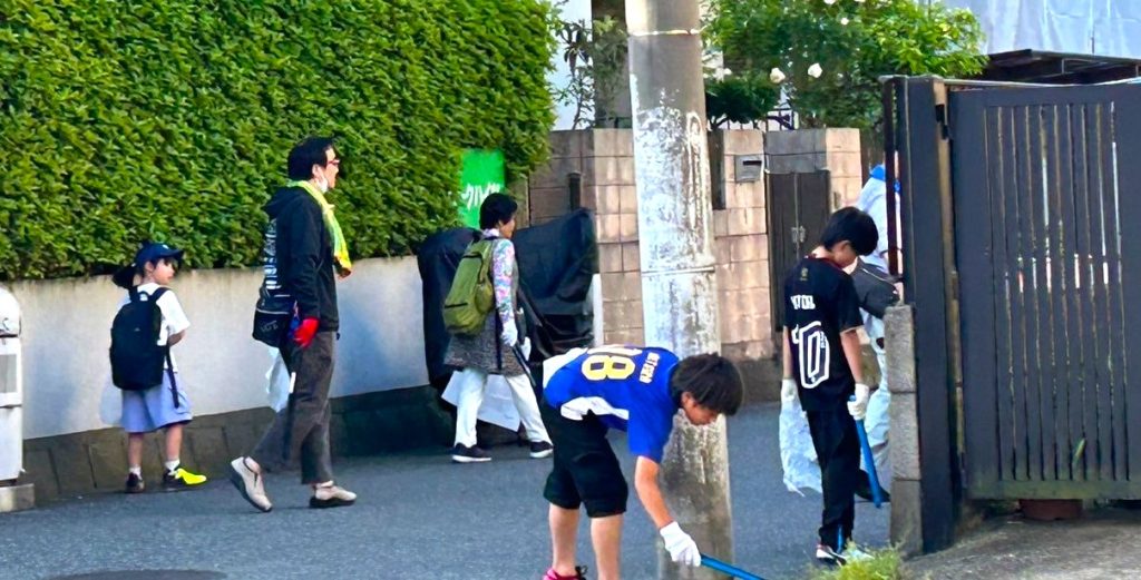 きたまつどごみぜろくらぶ 　ごみ拾いの様子