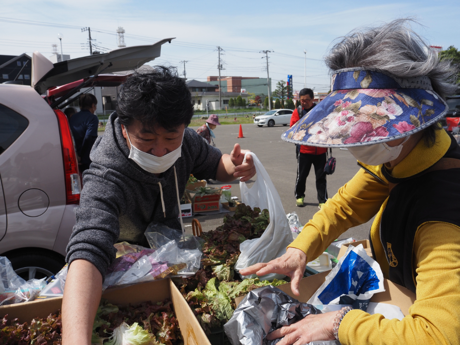 自家製野菜と米を販売するきさらづ朝市会会長の鈴木さん