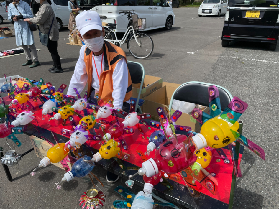 手作りのモグラ除け風車で初出品した鹿島さん