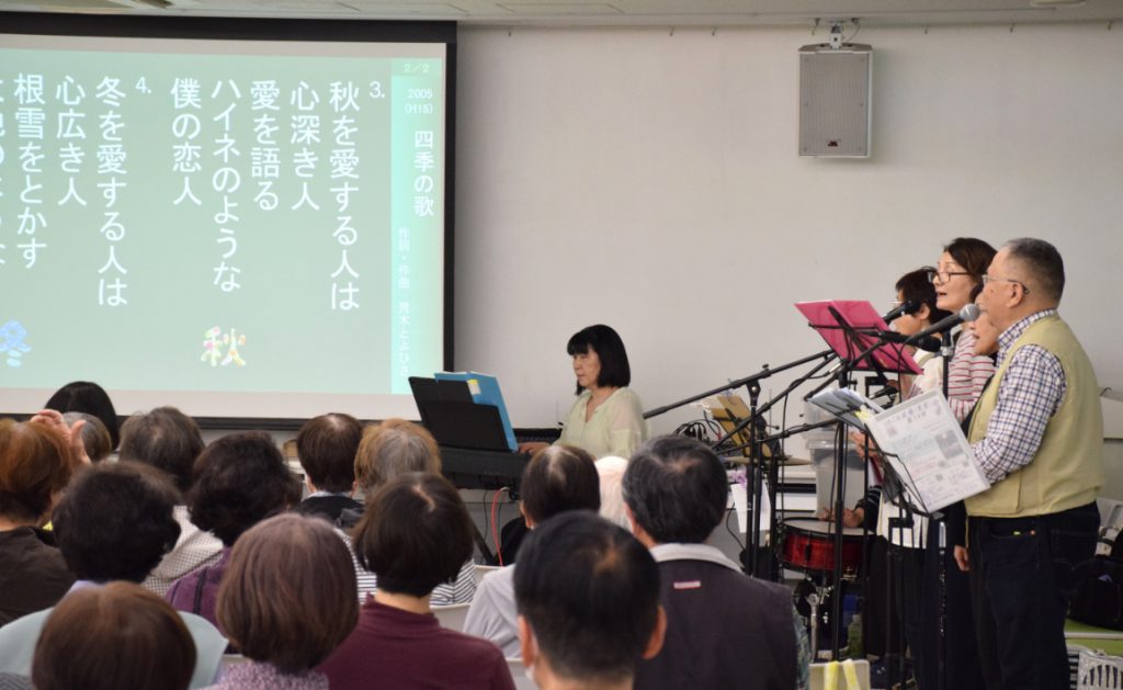 歌詞は大きくプロジェクターに