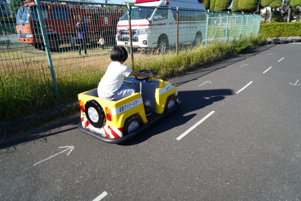 ユーカリ交通公園の道路パトロールカー型バッテリーカー