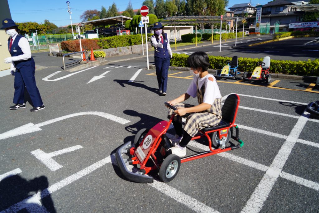 ユーカリ交通公園の足踏み式ゴーカートに乗る子ども