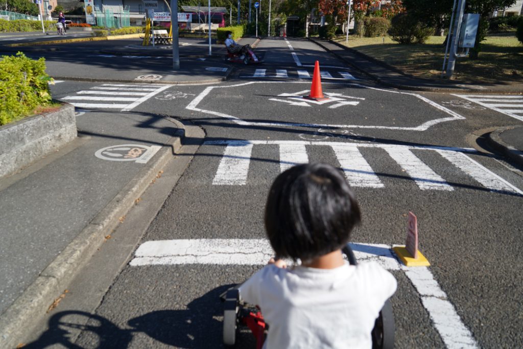 ユーカリ交通公園で一時停止を学ぶ子ども