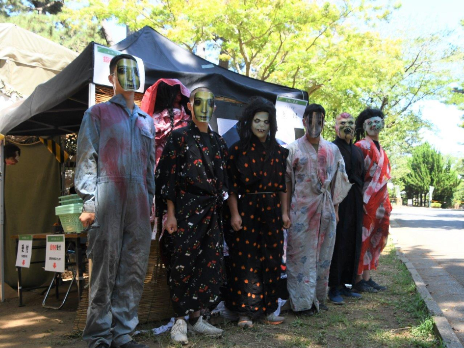 自衛隊員が扮するお化け