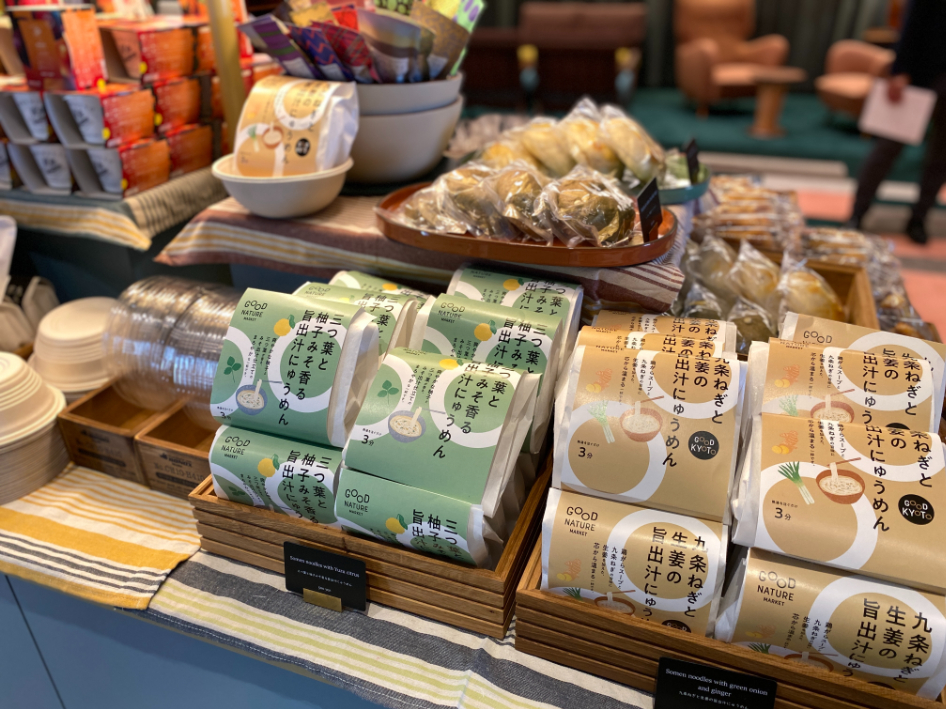 24時間、軽食やお菓子、お酒や便利グッズも手に入る「Food & Drink Station」内