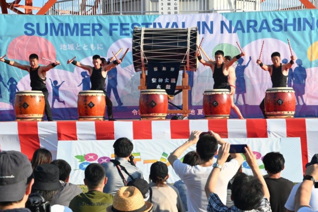 勇壮な和太鼓