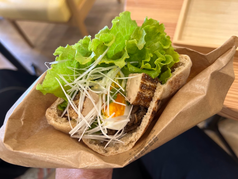 ナノハナコーヒーロースターリブレ「国産牛リブロースの“SUKIYAKI風”ピタサンド」