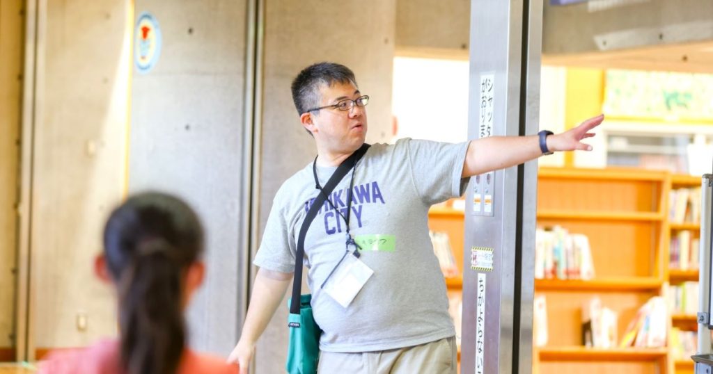 「市川BBSの会」妙典小学校で5月に行われた「ボッチャ交流会」で説明をする清澤さん
