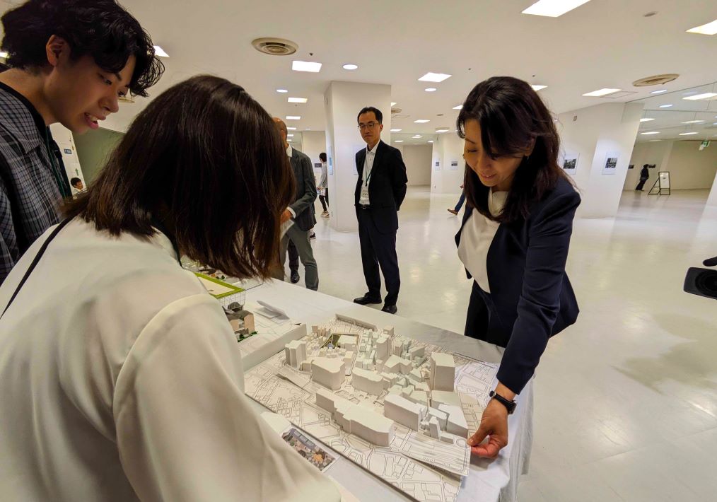 プレイバック柏　芝浦工業大学の学生が提案する柏駅前再開発の説明を聞く太田市長