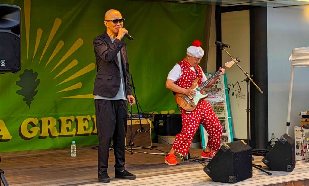 プレイバック柏　ライブで熱演するサンプラザ中野くん（左）とパッパラー河合さん