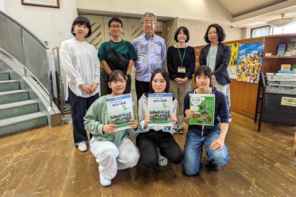 地元高校生とスタッフたち。後列右端が石井さん、その隣が谷口さん