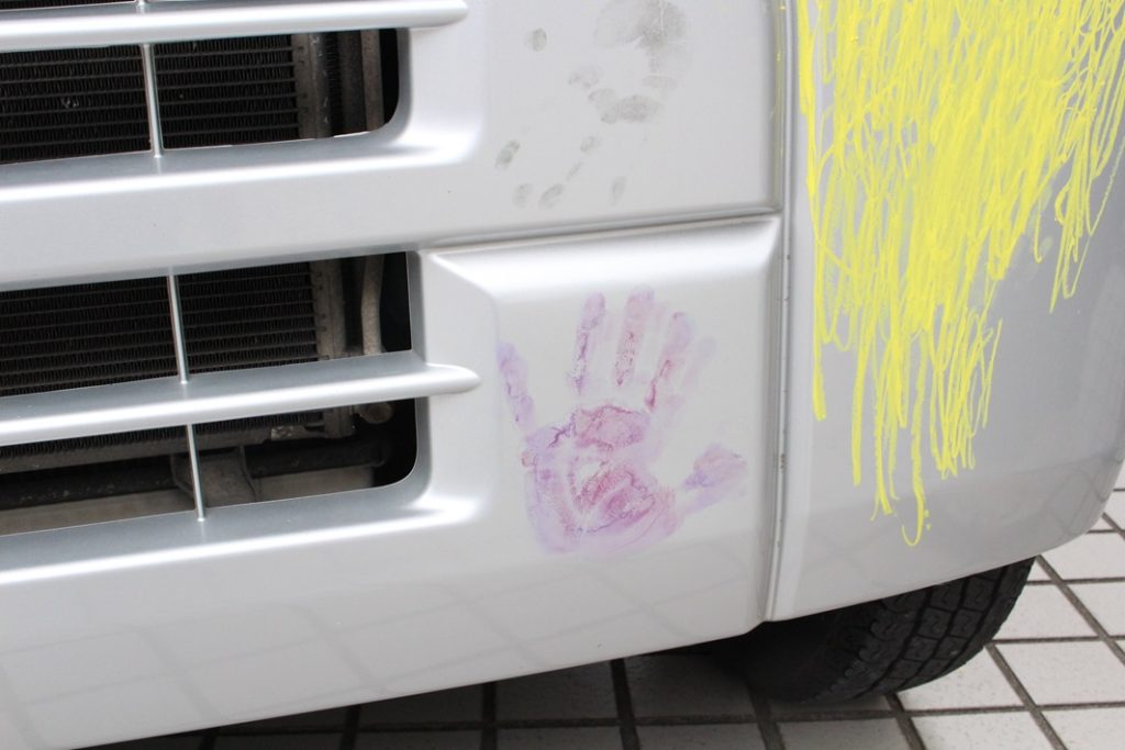 子どもたちの創造力が大爆発!「千葉三菱コルト自動車(株)×まま・ここっと ちば」によるアートイベント「クルマにおえかきDAY vol.2」