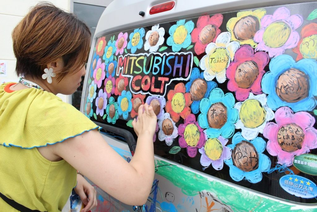 子どもたちの創造力が大爆発!「千葉三菱コルト自動車(株)×まま・ここっと ちば」によるアートイベント「クルマにおえかきDAY vol.2」