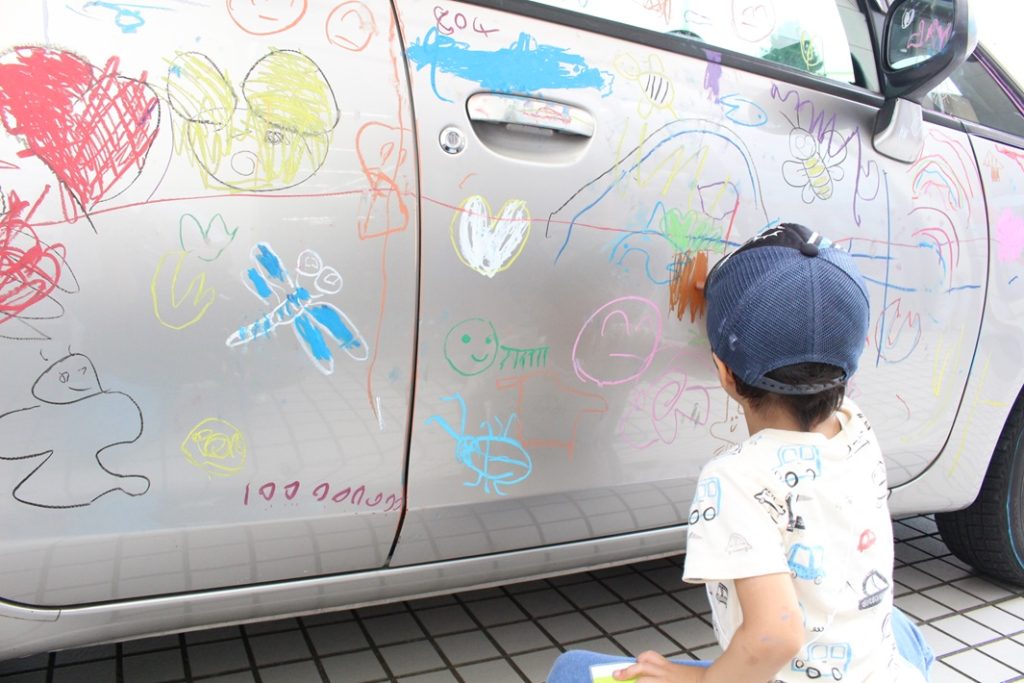 子どもたちの創造力が大爆発!「千葉三菱コルト自動車(株)×まま・ここっと ちば」によるアートイベント「クルマにおえかきDAY vol.2」