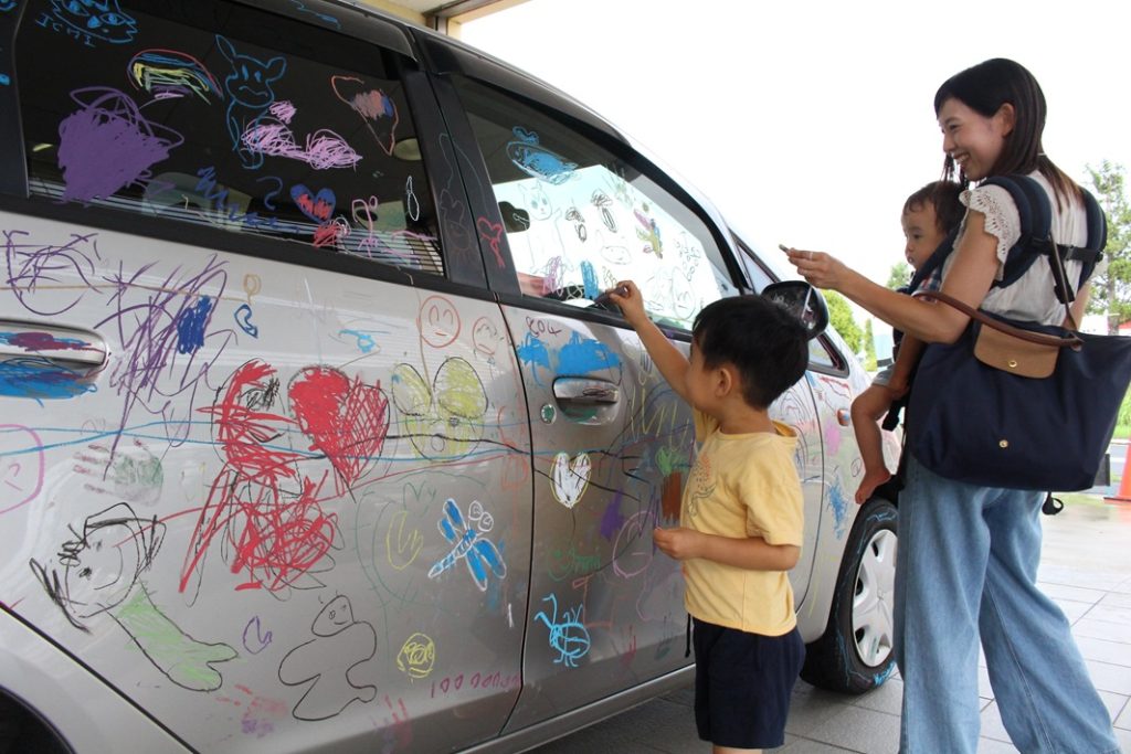 子どもたちの創造力が大爆発!「千葉三菱コルト自動車(株)×まま・ここっと ちば」によるアートイベント「クルマにおえかきDAY vol.2」