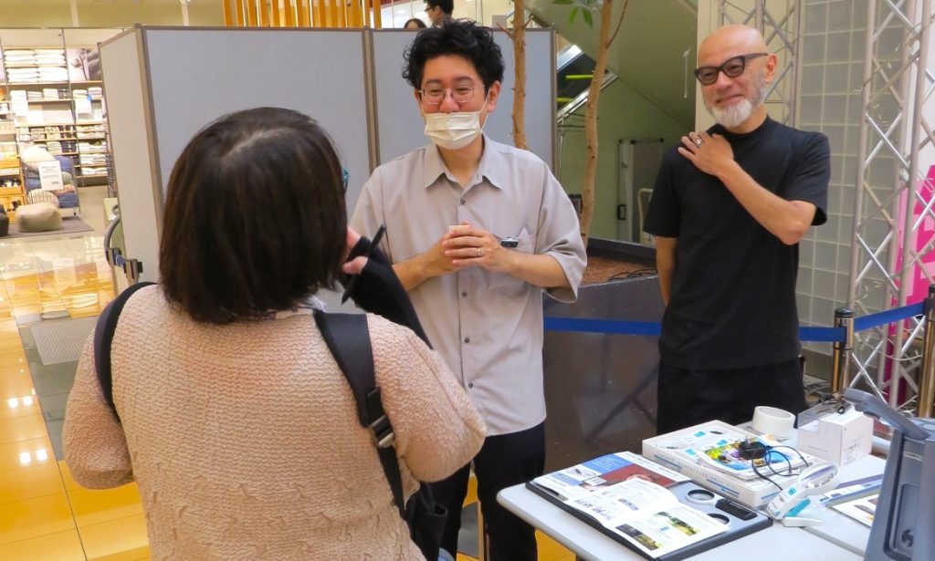 視覚障害「ロービジョン」を知る商品体験会 来場者の相談に答えるパリミキの担当者