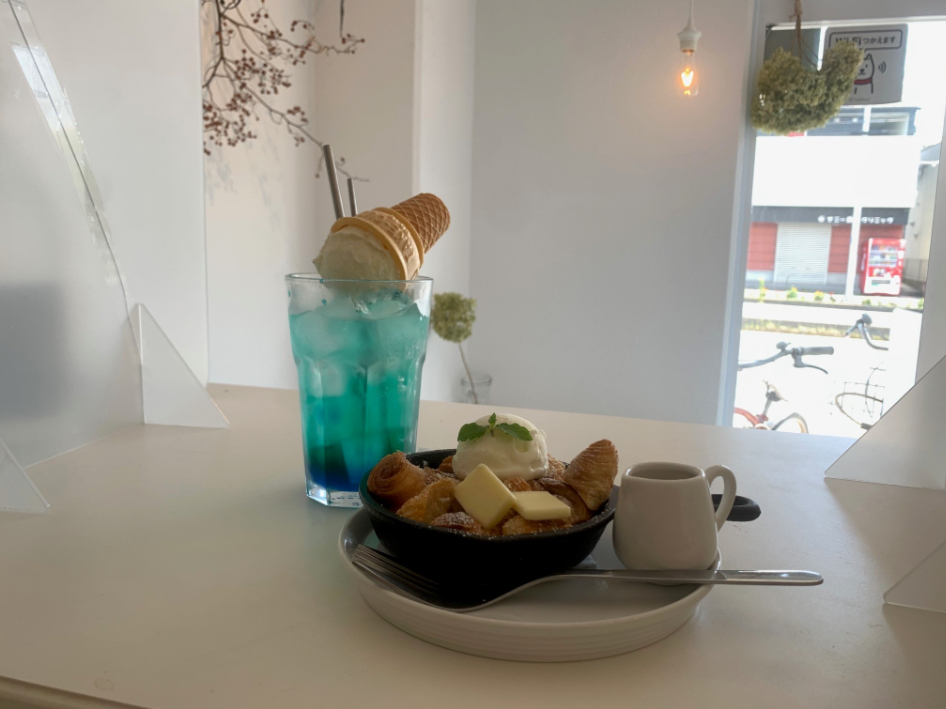 LITTLE FAVORITE COFFEEのクリームソーダと軽食