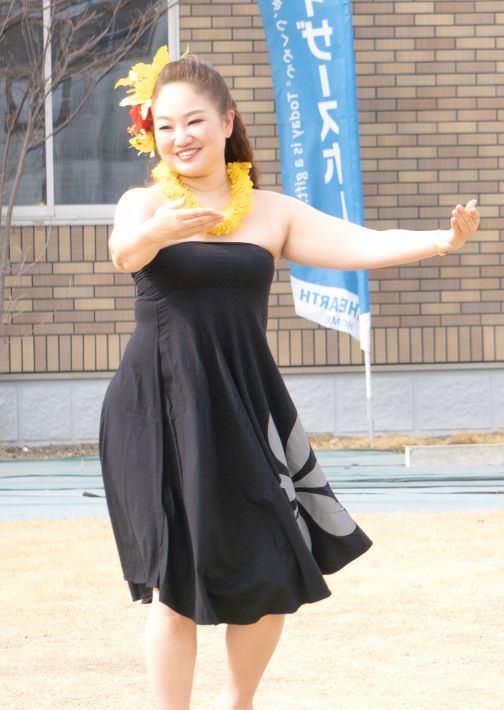 大沢智美さん　とびきりの笑顔で踊る大沢さん