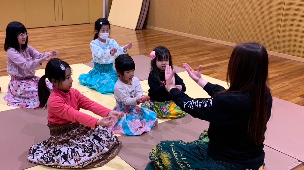 大沢智美さん　子供たちと一緒に