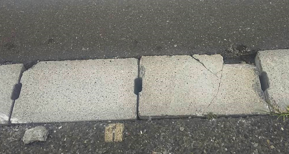 船橋市通報システム 道路通報例:側溝ふたの割れ