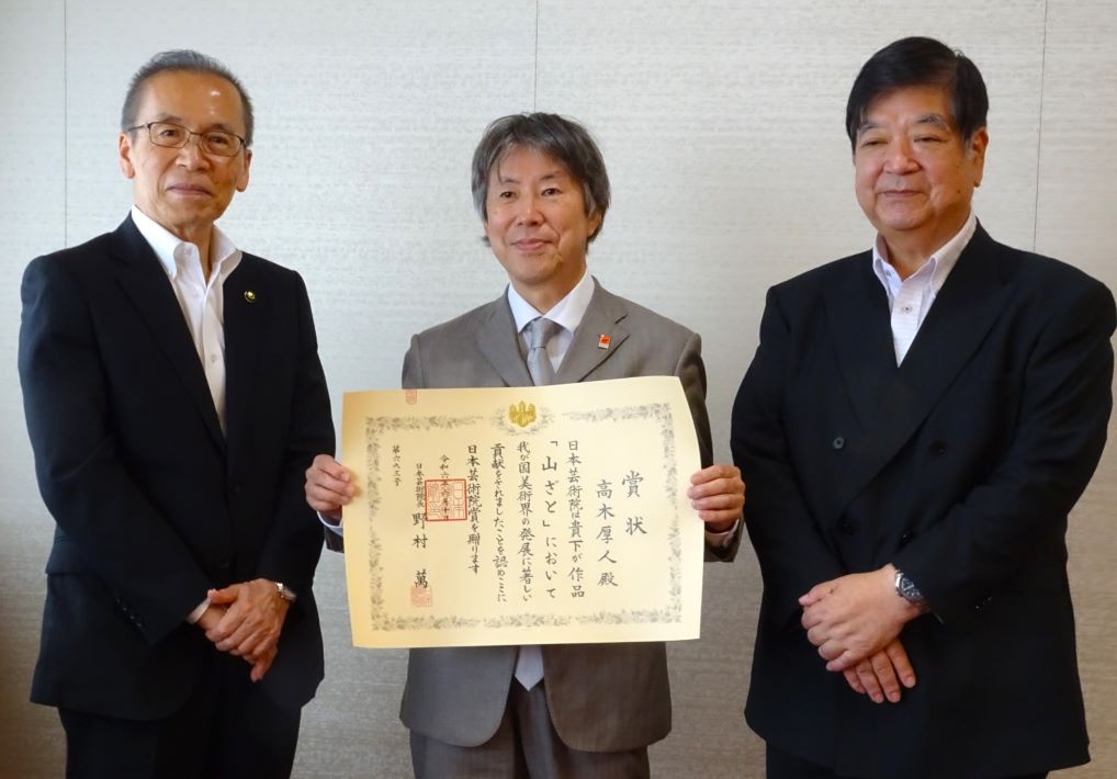 高木厚人さん 日本芸術院賞受賞を報告する高木厚人さ ん(中央)、松戸徹市長(左)、松本淳教育長