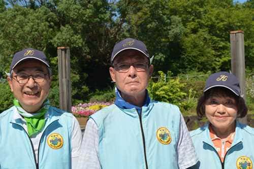 左から柏の葉ウオーキングクラブの星久光さん、会長の川口克彦さん、インストラクターの松林淳子さん