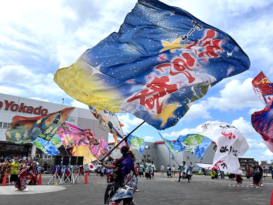 圧巻の「旗の共演」
