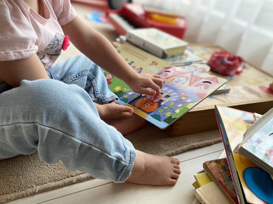 【専門家監修】乳幼児期の絵本の読み聞かせの効果とは？　子どもの知能を育む絵本の力