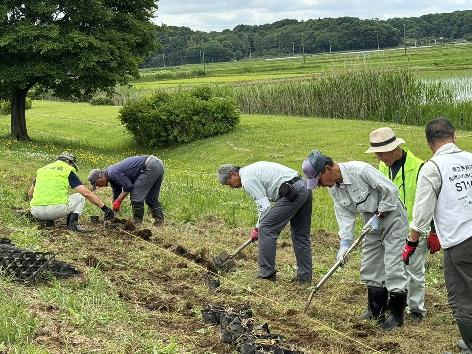 球根の植え付け作業をする一球会の皆さん