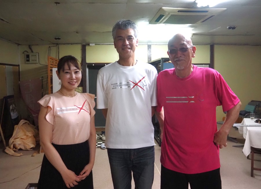 与三郎の傷をデザインしたオリジナルTシャツを着た、お富・与三郎・蝙蝠安