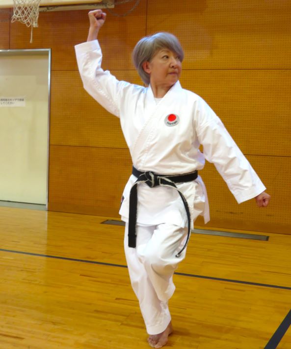 形を示す佐藤順子さん