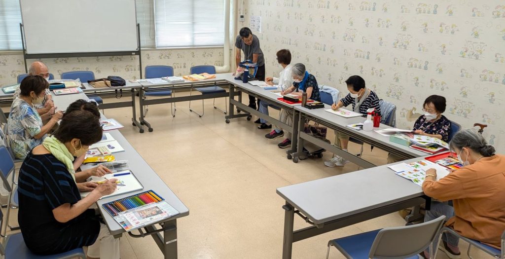 色鉛筆画サークル「すみれの会」 おしゃべりしたり相談したり、一人で集中して描いたり