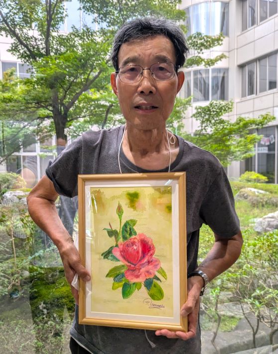 色鉛筆画サークル「すみれの会」 現会長の梅村さんと作品「バラ」