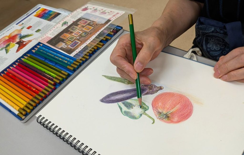 色鉛筆画サークル「すみれの会」日常の何げないものを絵にする楽しみ