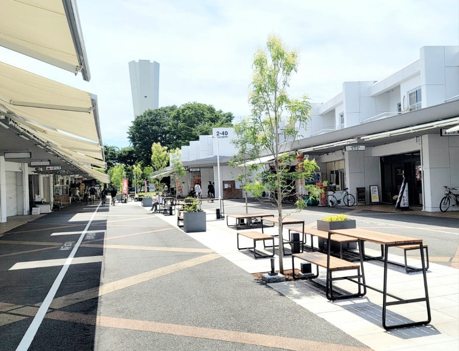 【写真3】花見川団地の商店街。リニューアルでシンボルの給水塔もよく見えるように
