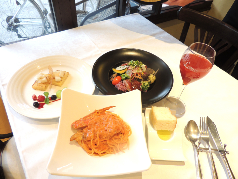 ランチA【前菜・パスタorピッツァ・自家製パン・デザート・ソフトドリンク】　2,750円（写真のカニのトマトクリームソースのスパゲッティ、ブラッドオレンジジュースは各プラス500円）