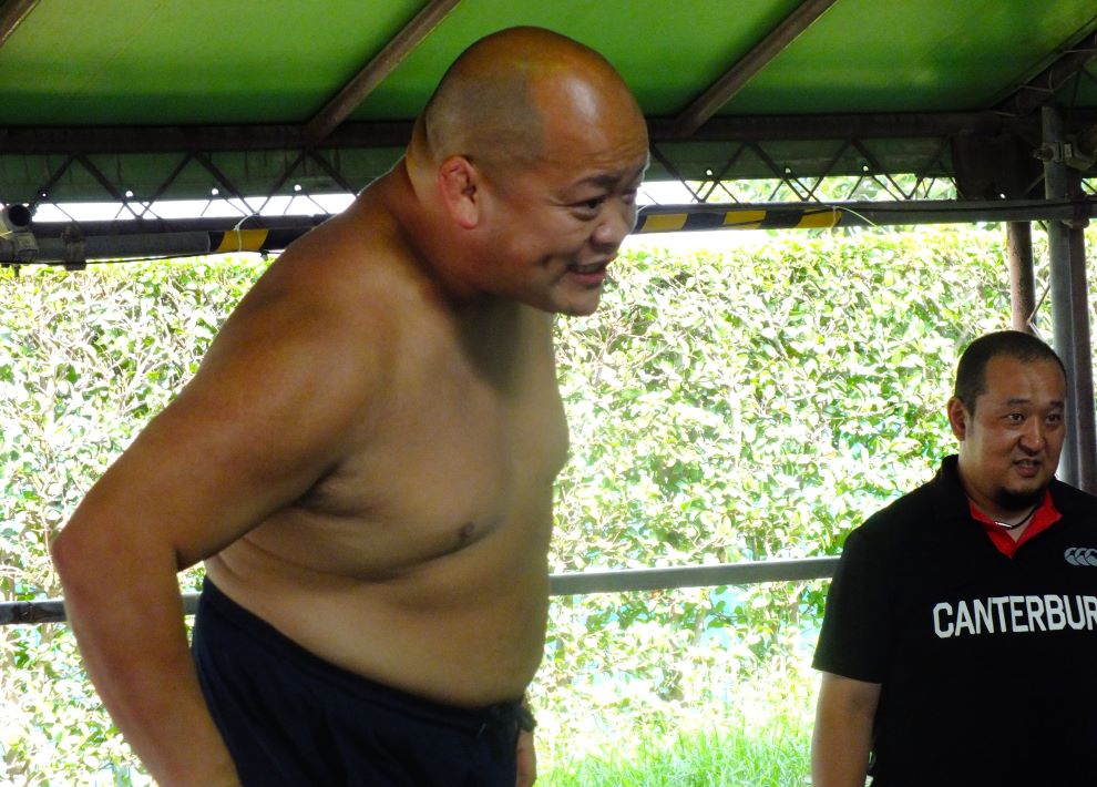 柏相撲少年団　子どもたちへのまなざしは優しい、指導者の永井明慶さん（左）
