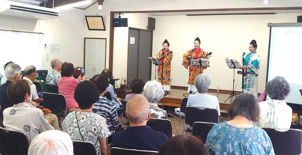 地域の学びや「青葉大学」 「沖縄、唄・踊り」講座の様子。沖縄民謡の演奏にうっとり