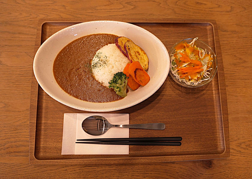 NEIGHBOR FOOD PLACE「ベジブロスカレー(サラダ付き)」