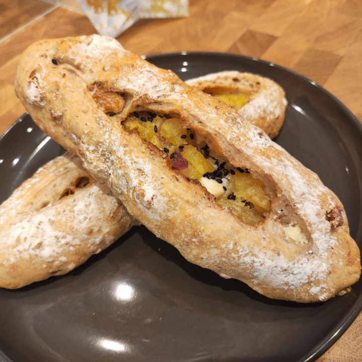 おいもとホワイトチョコのフランスパン　280円
焙煎した全粒粉とクルミを使用。サツマイモの甘露煮とホワイトチョコレート入り