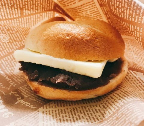 地元栗のクリームチーズベーグル350円
地元で採れた栗をペースト状にしてクリームチーズと一緒にサンド