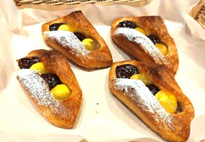 2色のマロンデニッシュ　 340円
デニッシュ生地に栗あんと2種類の栗をぜいたくにトッピング